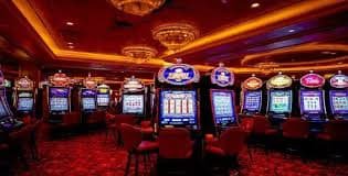 Ruang kasino live dengan pemain dan dealer di platform g9king
